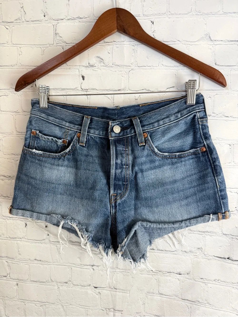 Levi’s Women's Mid-Rise Frayed Hem Blue Denim Jean Shorts Size 27